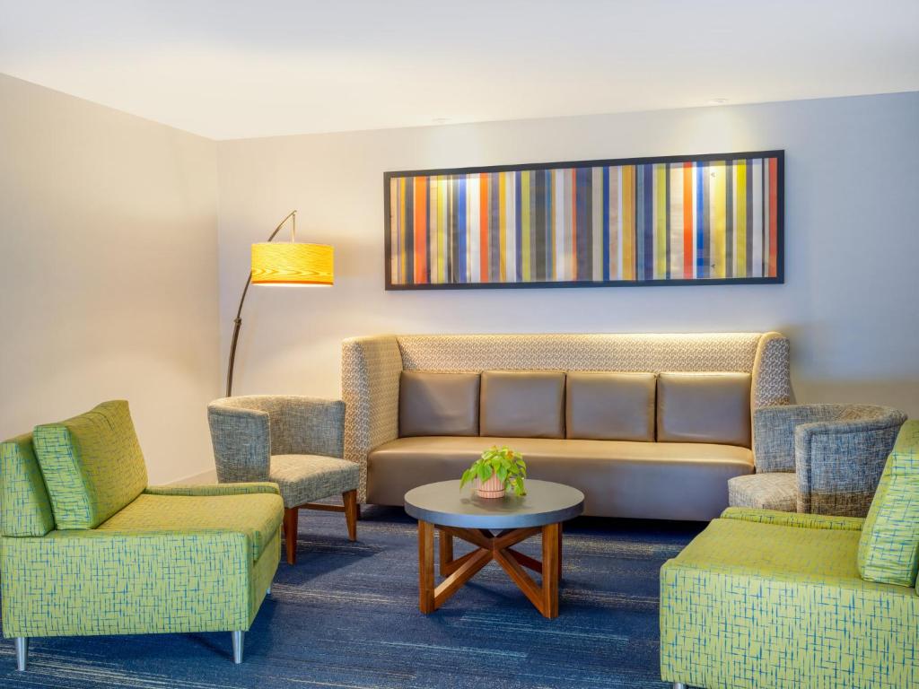 Holiday Inn Express Hotel & Suites Beaumont Northwest photo