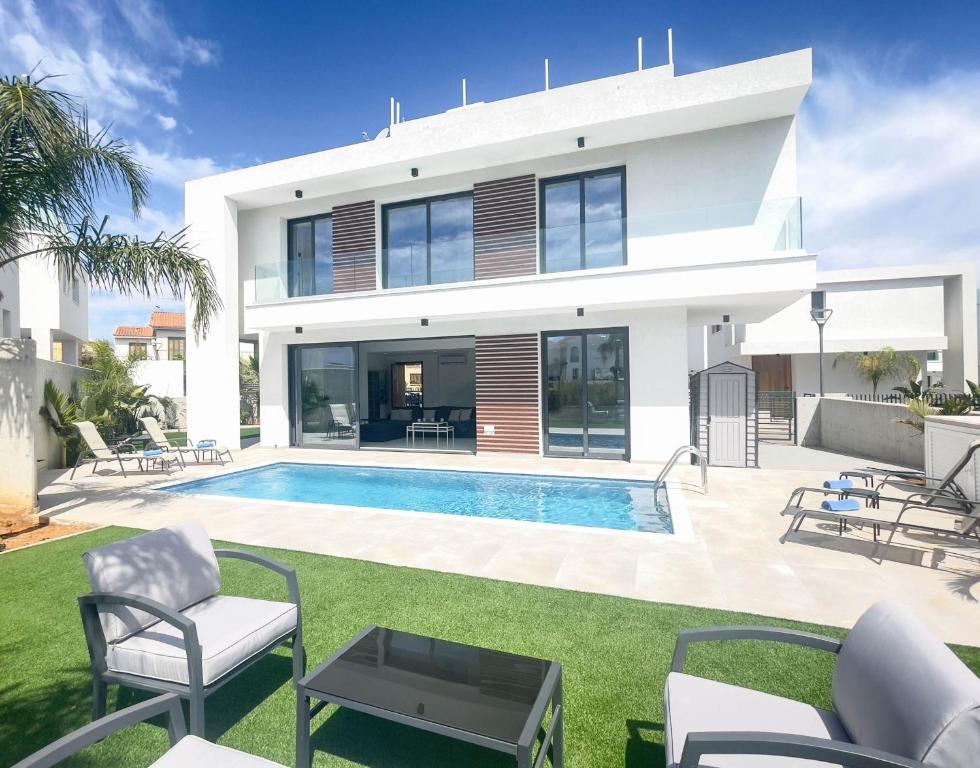 By The Beach - Royal Sapphire Villa, Protaras