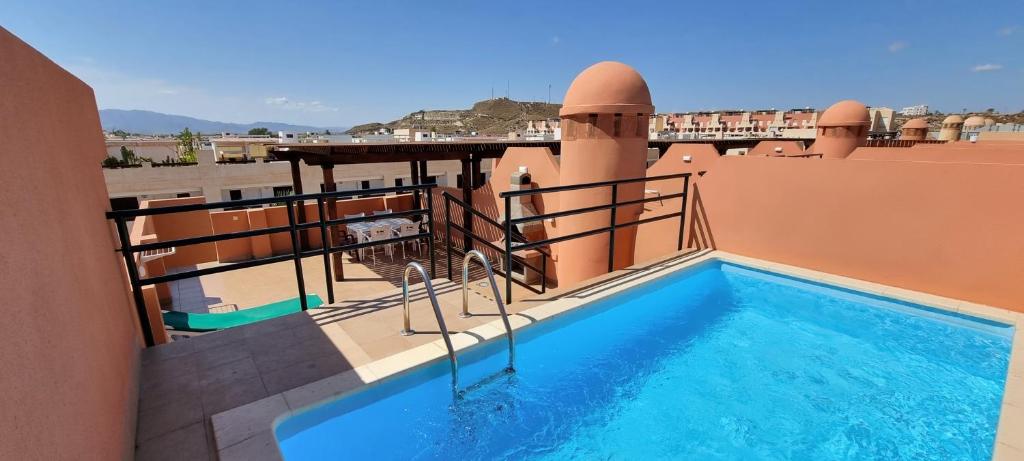 Apartamentos Paraiso Vera Playa, Ed Tahiti, Atico F de 2 dormitorios con piscina privada en solárium y barbacoa, pie de playa - 1