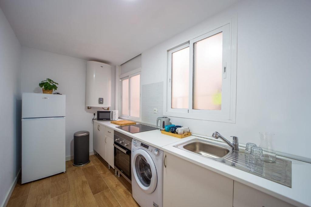 Stylish Apartment in Málaga Centro - Balcony and City View - 5
