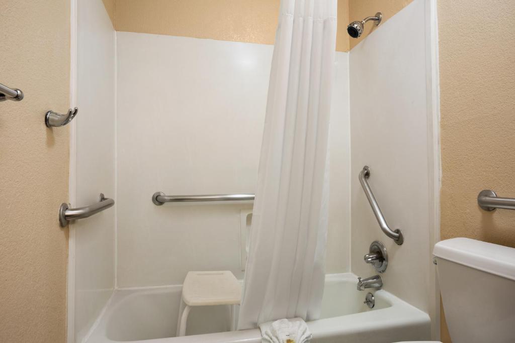Days Inn By Wyndham Dallas Irving Market Center Photo 22