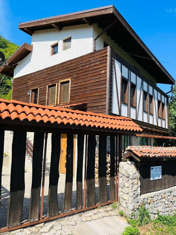 Къща за гости Под Манастира, Skrino