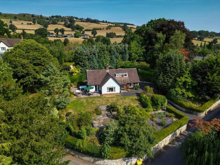 A spacious hidden gem with hot tub, lovely garden & views, Kington