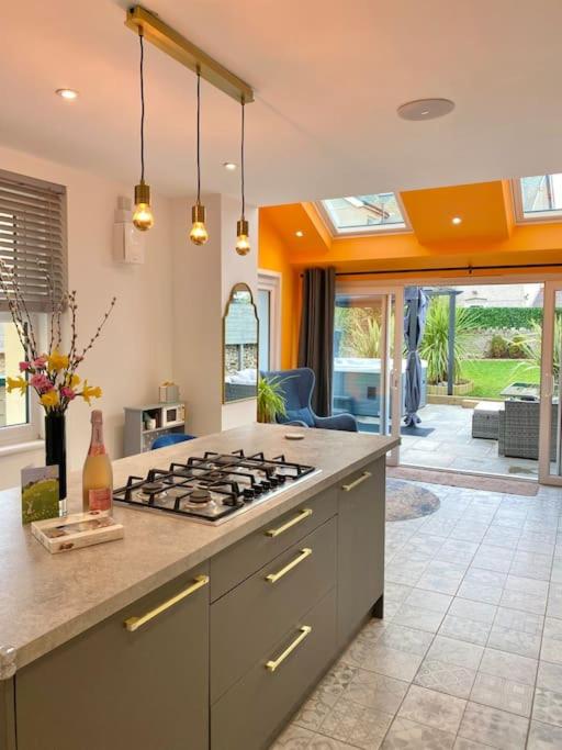 Tranquil Victorian Villa with Hot Tub & Sauna, Colwyn Bay