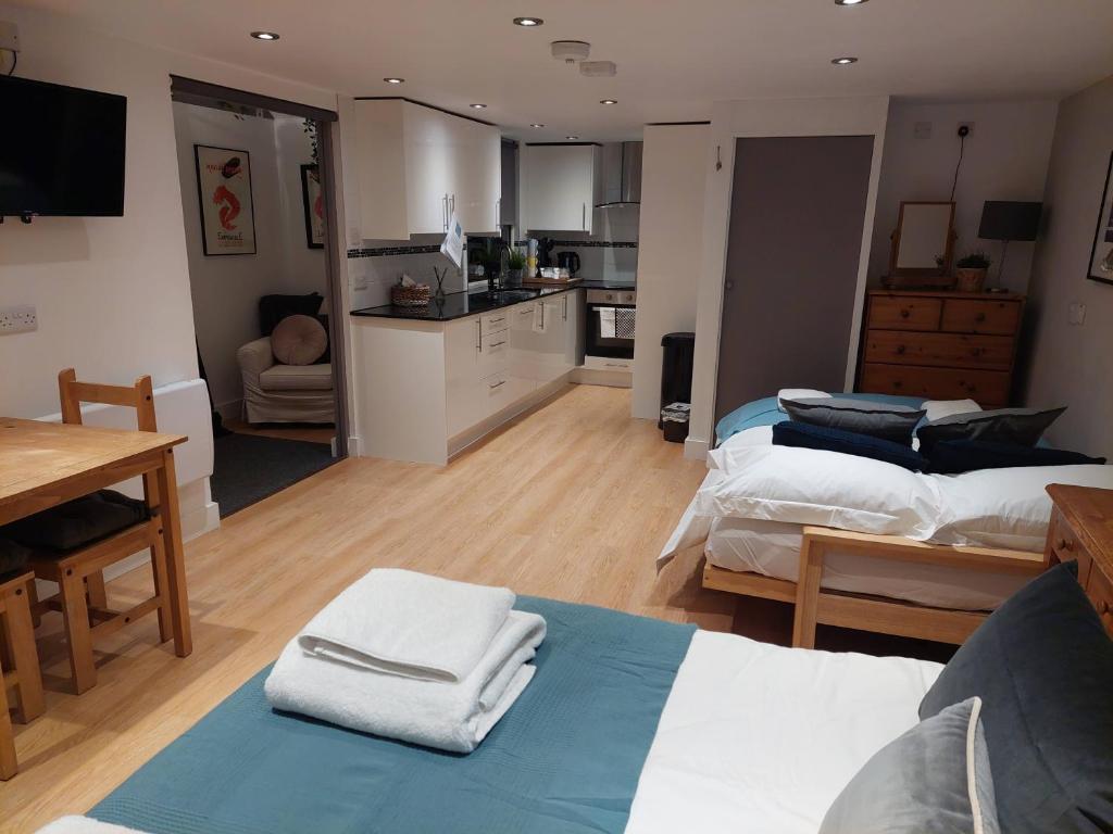 Private Garden Lodge in Christchurch, Dorset for 4 - dogs welcome! photo 8