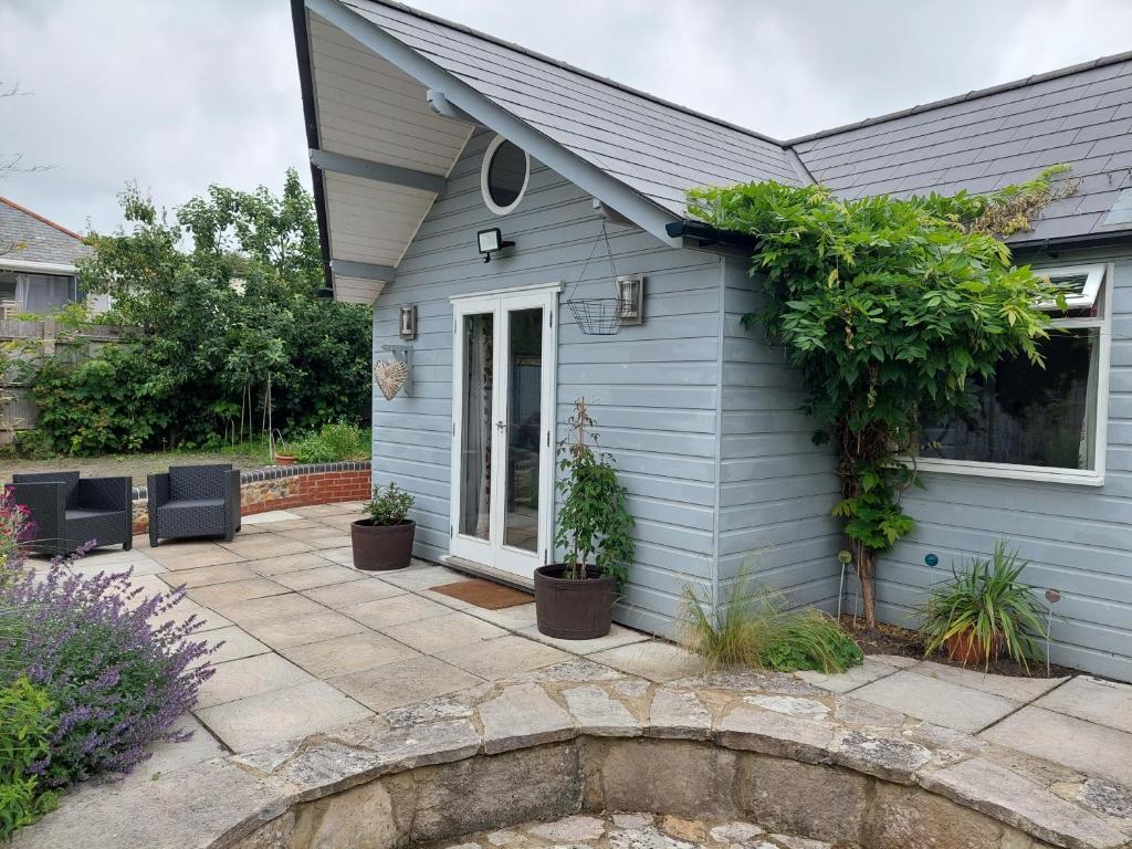 Private Garden Lodge in Christchurch, Dorset for 4 - dogs welcome! photo 6