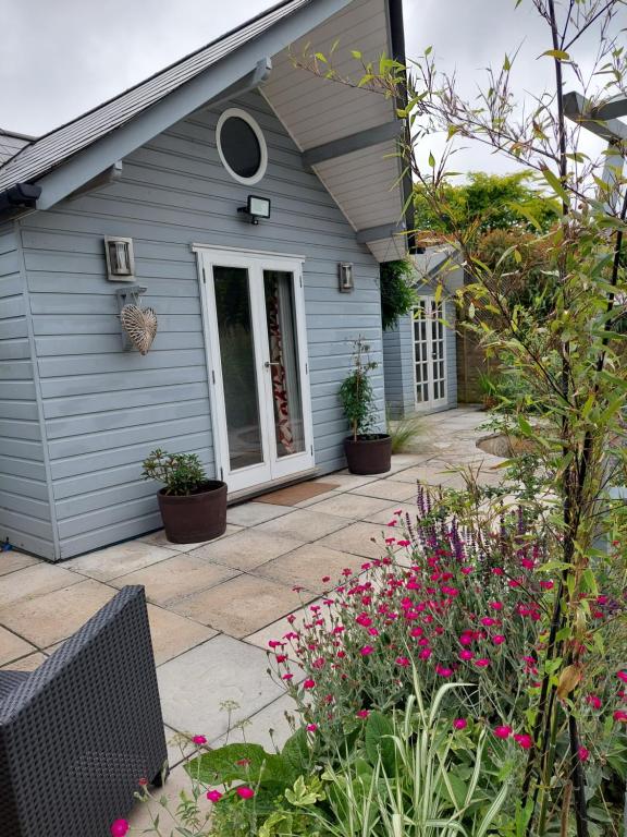 Private Garden Lodge in Christchurch, Dorset for 4 - dogs welcome!, Holdenhurst