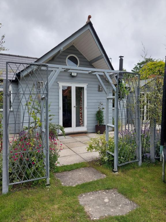 Private Garden Lodge in Christchurch, Dorset for 4 - dogs welcome! photo 7