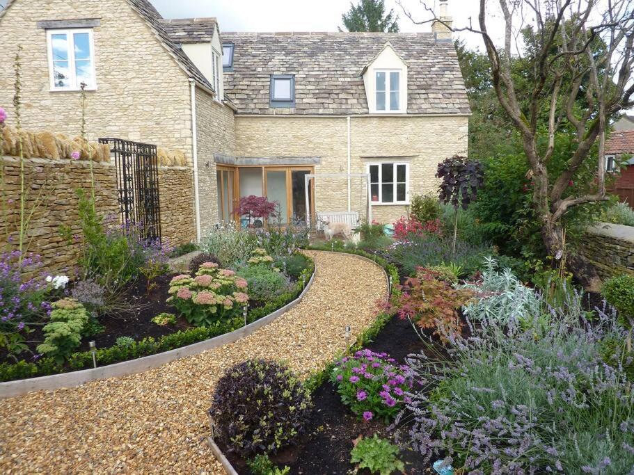 Little Maunditts Cottage - quiet location in charming Cotswold village, Sherston