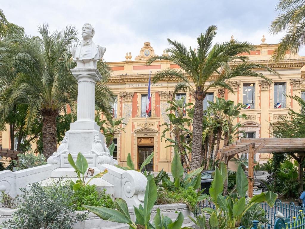 Surrounding environment, Hotel De Belgique a Menton in Menton