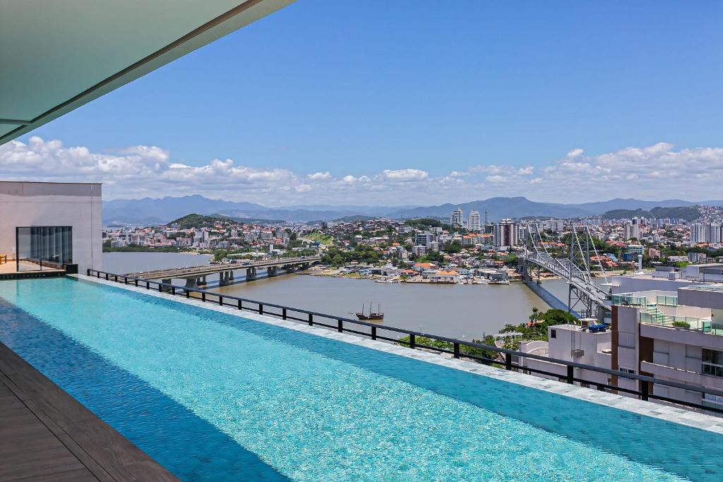 Piscina no Rooftop com Vista Mar | Foodhall | WI-FI 200MB #TopTower, Florianópolis