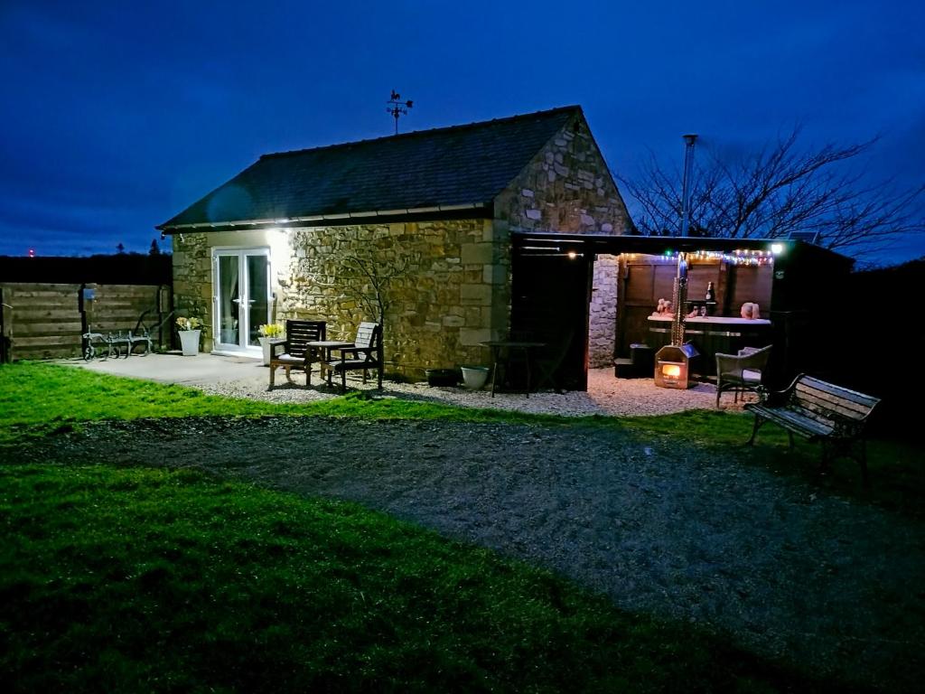 The Hideaway with hot tub, Chathill