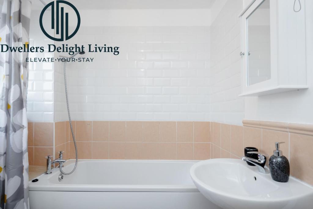 Dwellers Delight Living Ltd Serviced Accommodation Charming 3 Bedroom Flat, Chafford Hundred, Grays  photo