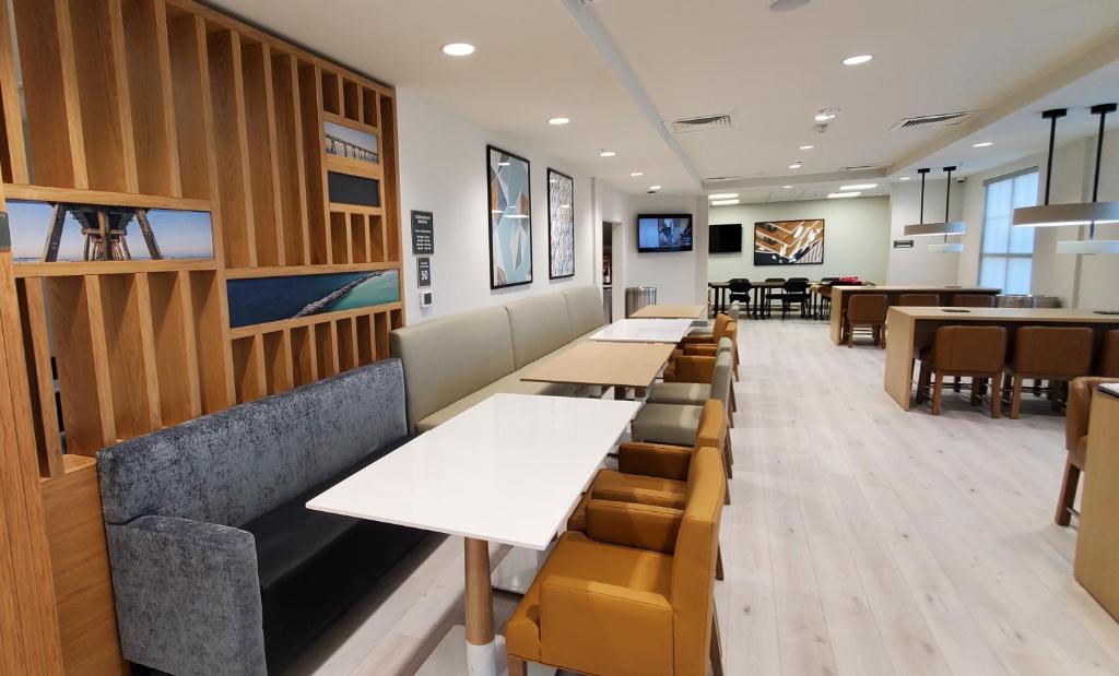 Restaurant, Comfort Inn & Suites Panama City Beach - Pier Park Area in Panama City (FL)