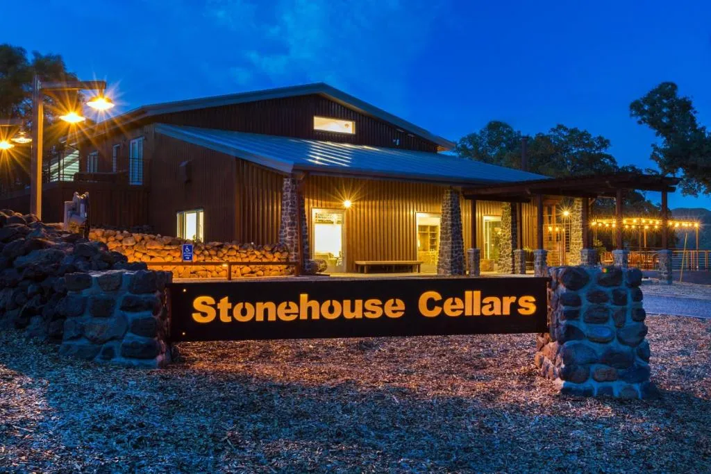 Bed and Barrel at Stonehouse Cellars，位于Clearlake Oaks的酒店