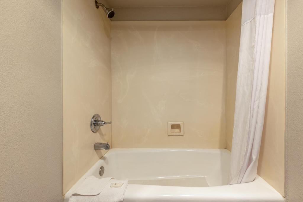 Days Inn by Wyndham Lathrop photo