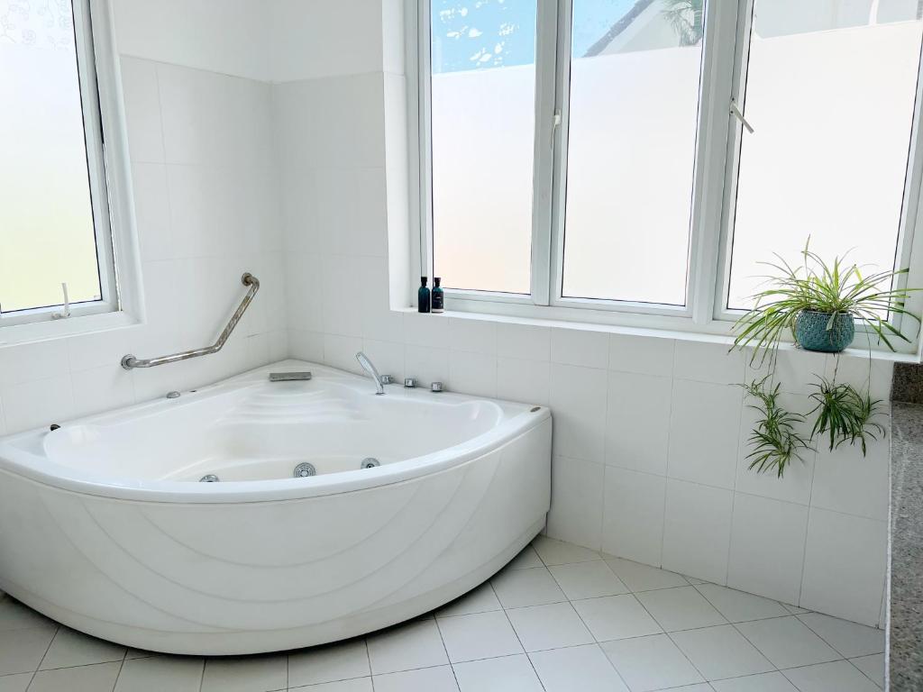 5 Bedroom Villa in Vung Tau- Biet thu 5 phong Bai sau- The Black & White Garden Villa