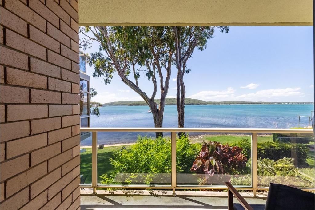 Kooringal 6, 105 Soldiers Point Rd - waterfront unit, Soldiers Point