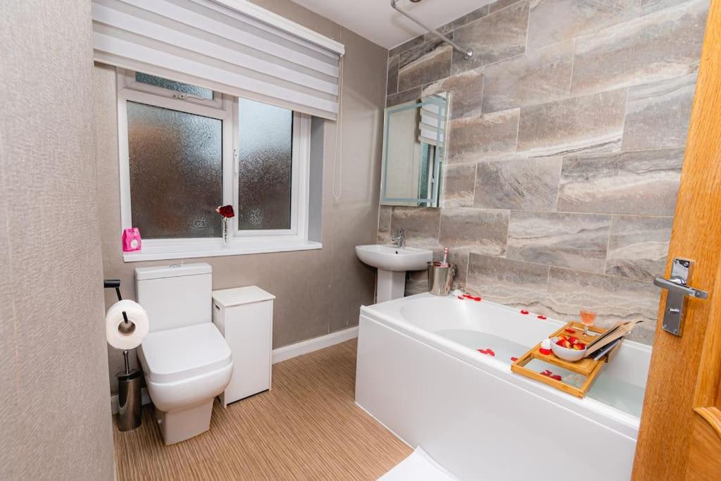 The Grove, 4BR sleeps 7, central, Parking & Wi-Fi, Kenton