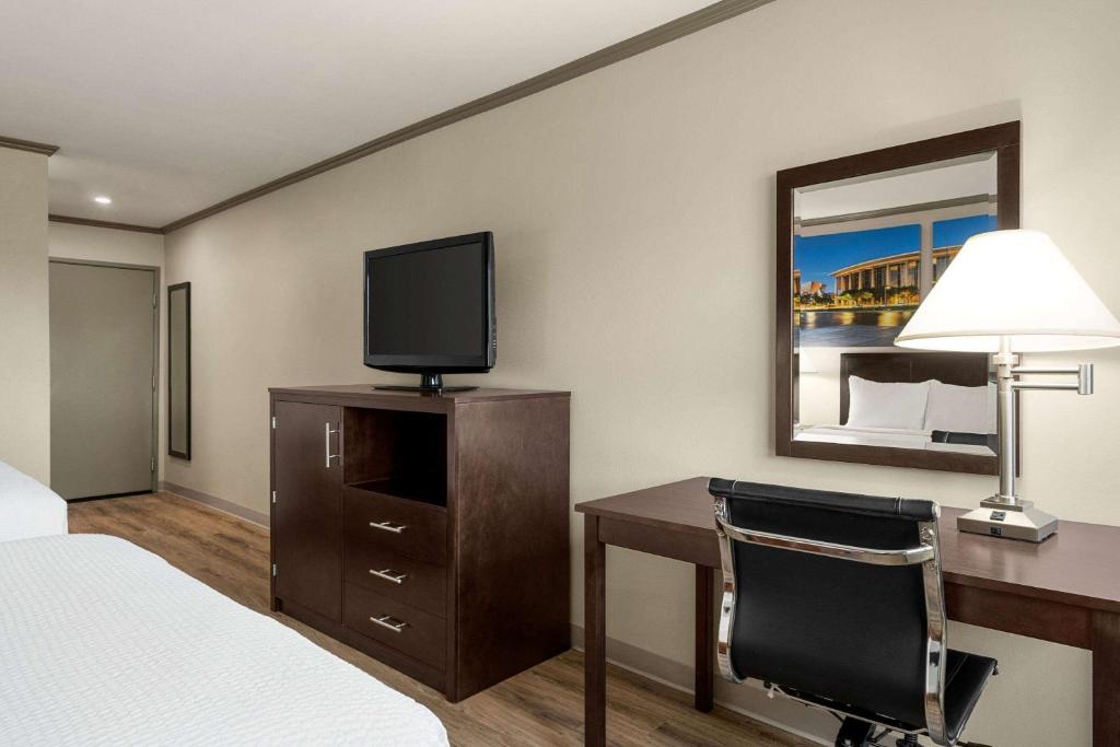 Baymont by Wyndham Monterey Park photo