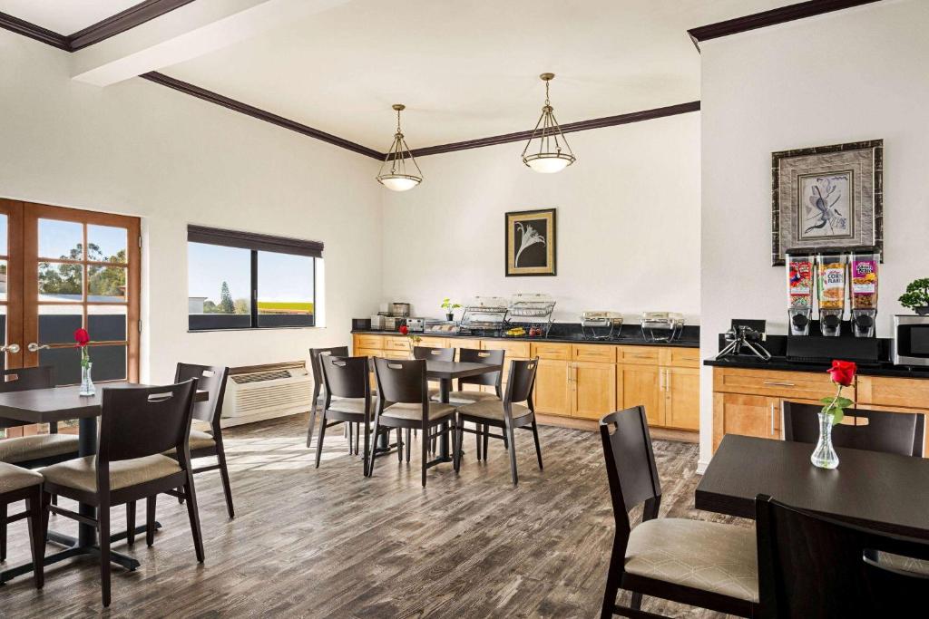 1. 베이몬트 바이 ..