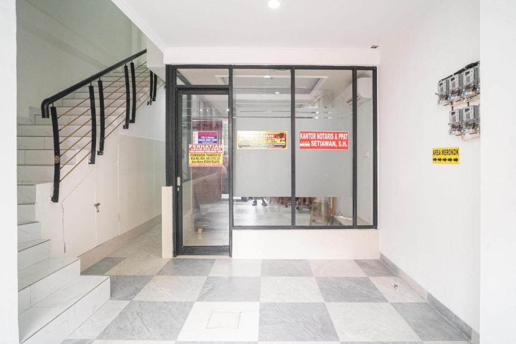 RedDoorz near Stasiun Senen