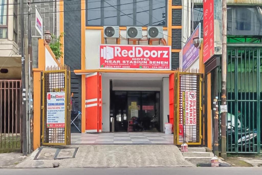 RedDoorz near Stasiun Senen