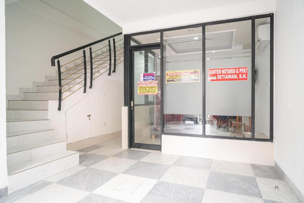 RedDoorz near Stasiun Senen