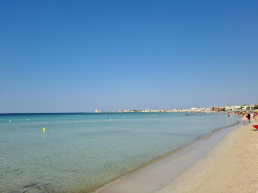 "SUPER" a Torre Lapillo al primo piano a 50 dal centro a 150 mt dalla spiaggia , disponibile NAVETTA per l'aereoporto GRATUITA - 3