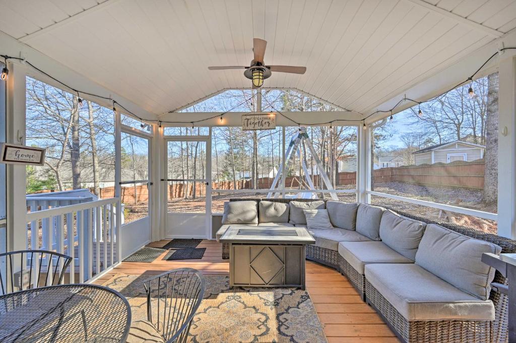 Mauldin Home about 11 Mi to Downtown Greenville!