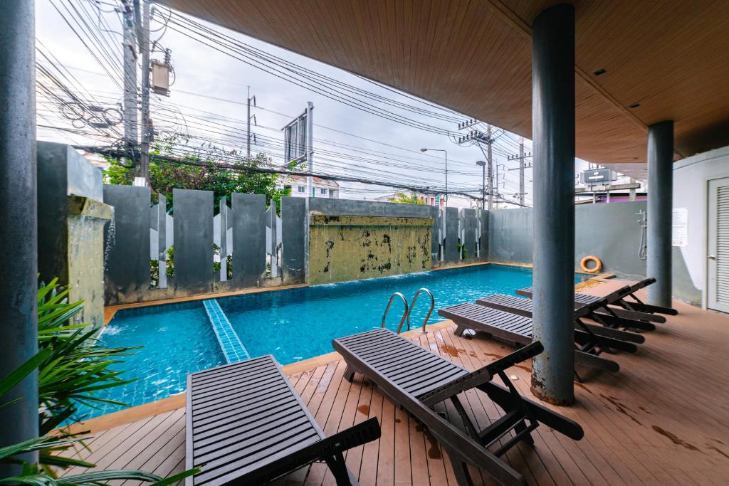 Swimming pool