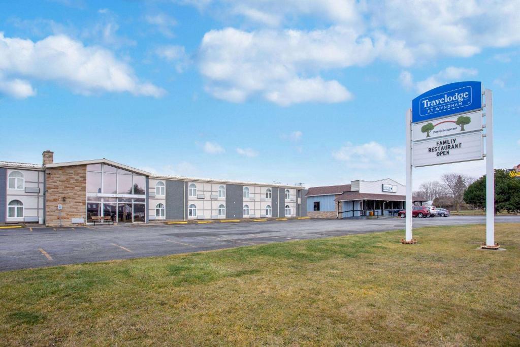Travelodge by Wyndham Sarnia photo