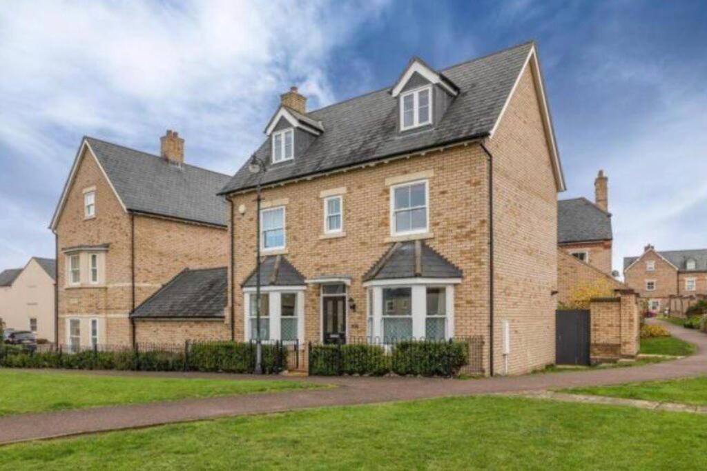 Detached family house with private garden., Arlesey