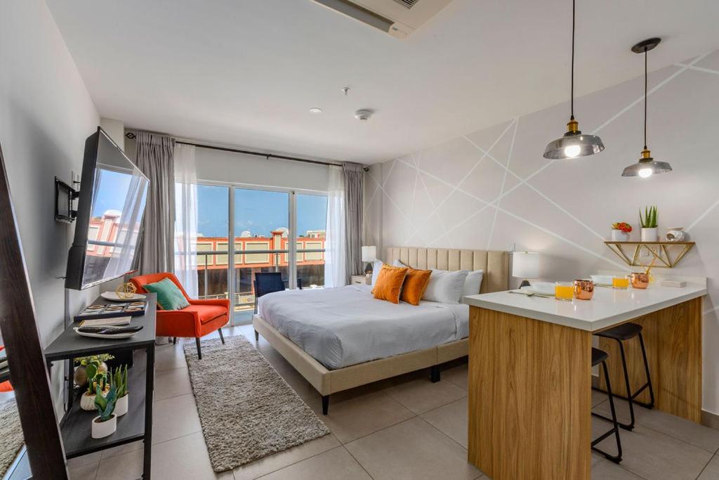 New Beautiful Aruban Studio Oceanfront, Oranjestad