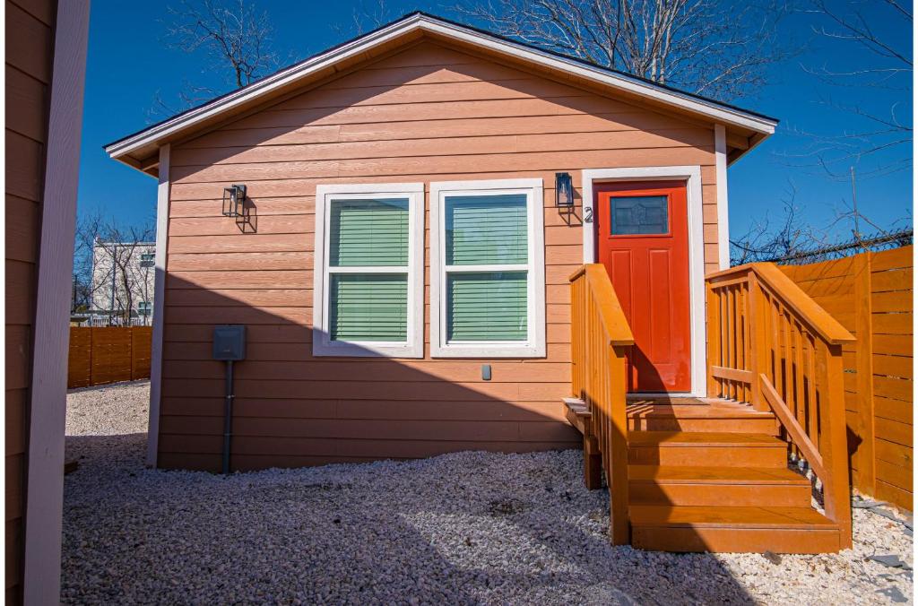 Adorable 2BR Guesthouse Close to Riverwalk and DT