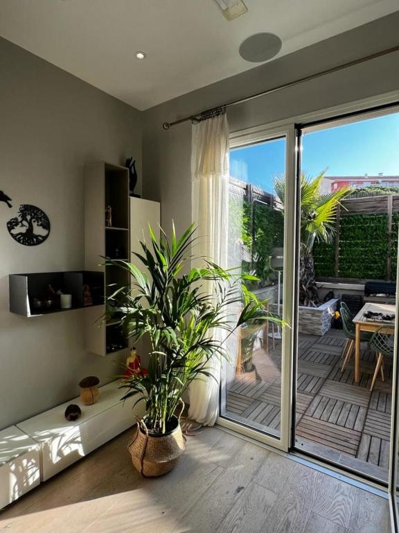2-minute walking distance from BananeCroisette in the center of Cannes - 3