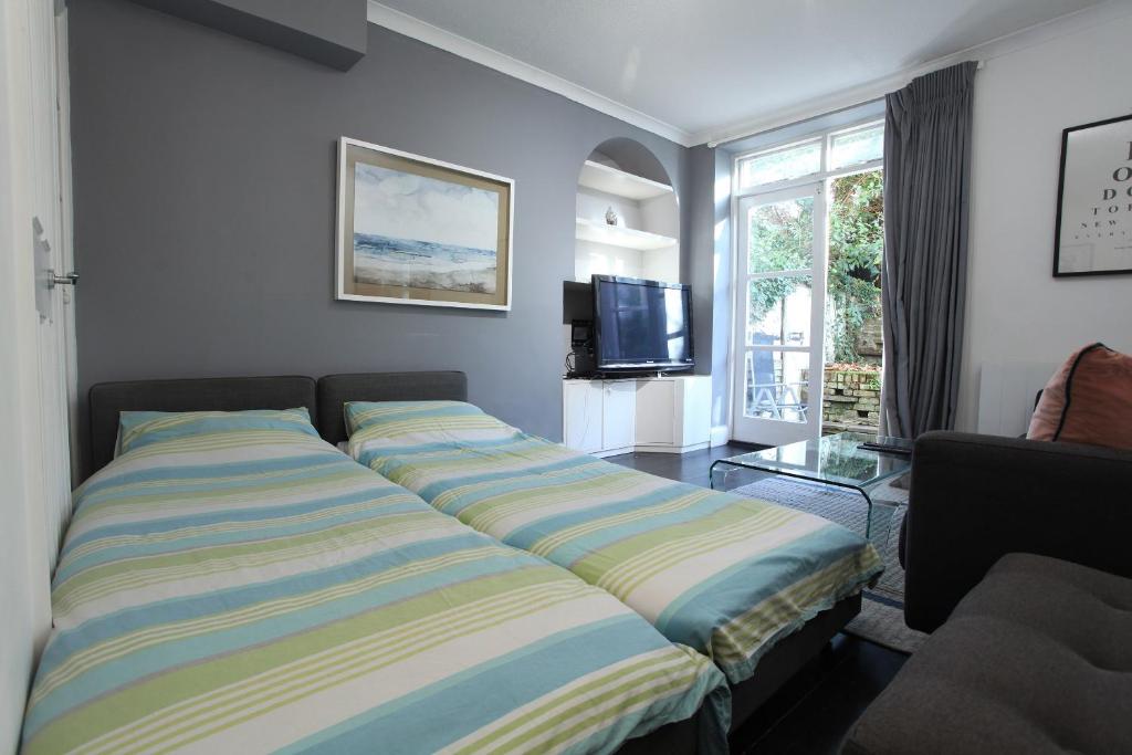 Walk to Notting Hill /Paddington 1 B/R with patio photo