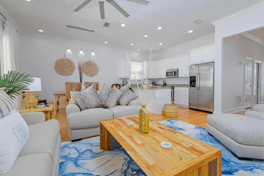 * Sugar Sands * Steps to Beach * Pool * Balconies *, Panama City Beach