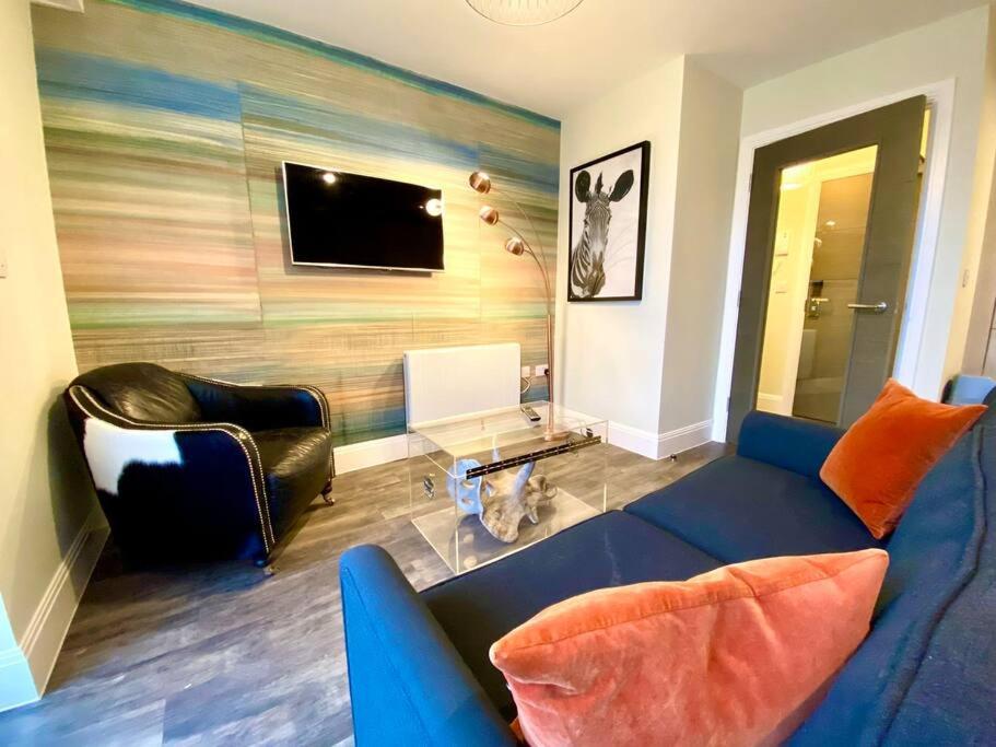Stylish Apartment - 1 Minute walk to Poole Quay - Great Location - Free Parking - Fast WiFi - Smart TV - Newly decorated - sleeps up to 2! Close to Poole & Bournemouth & Sandbanks, Poole