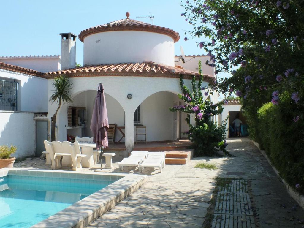 Villa con piscina privada y jardín cerrado en Castelló d'Empúries, ideal para 6-8 personas - ES-204-1 - 2