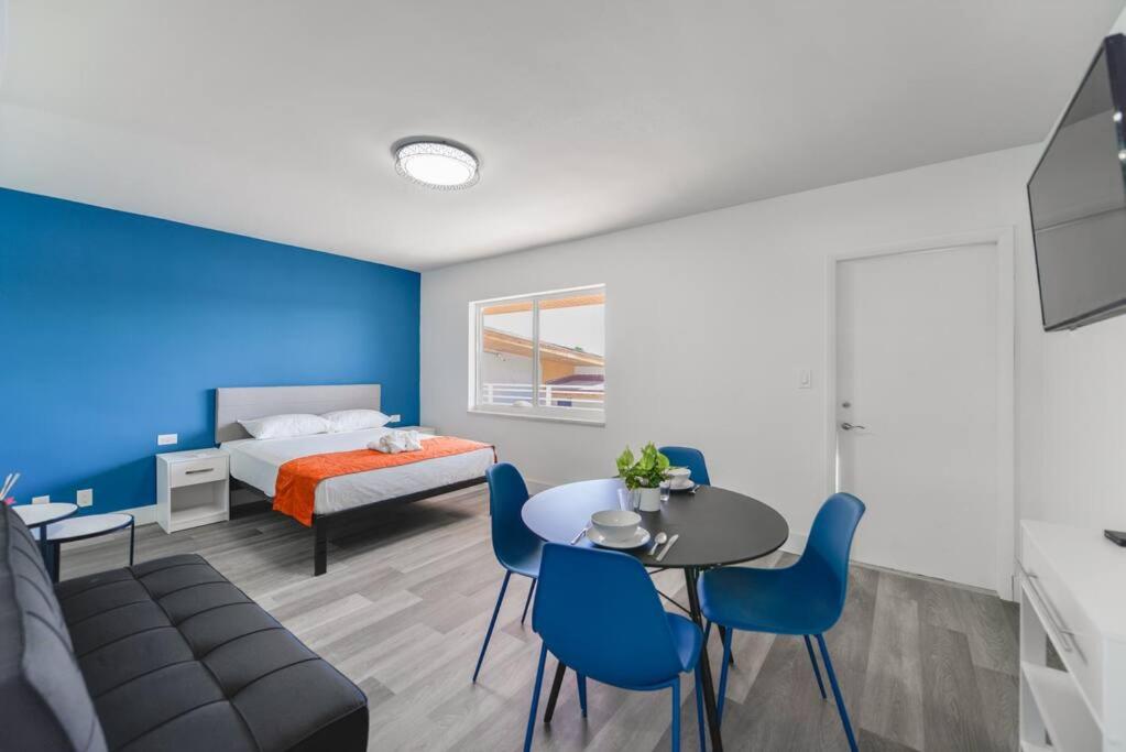 Spacious unit with pool and parking - M33, Hollywood