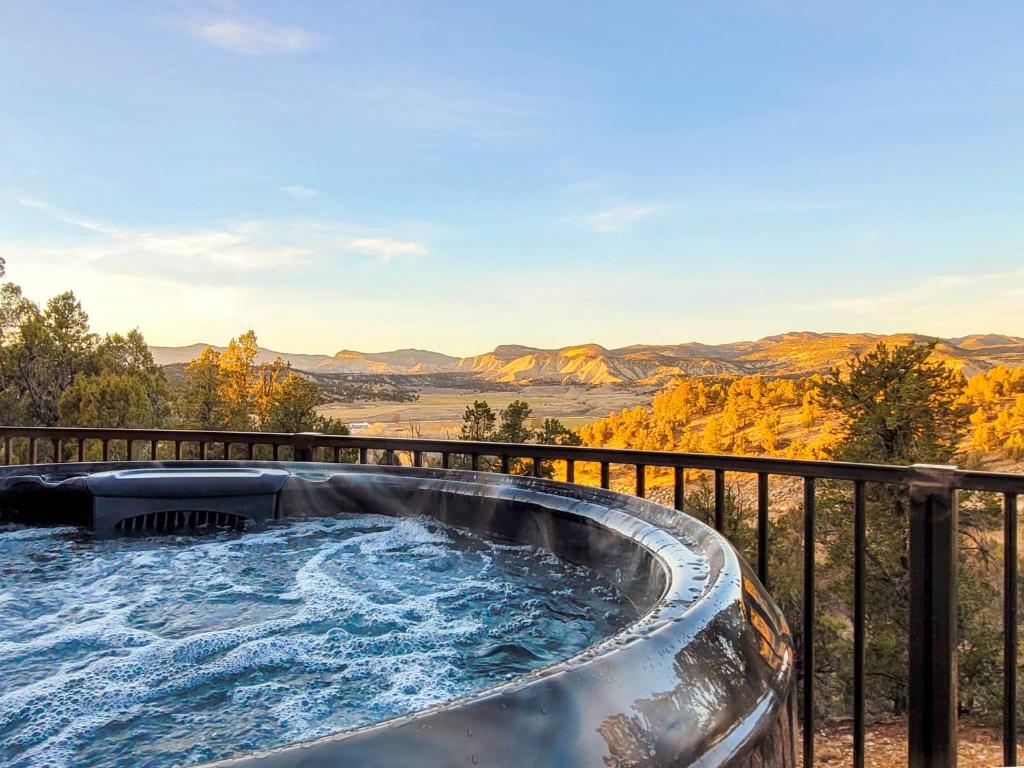 Overlook Cabin. Romantic Views Fire Pit/Hot Tub & Zion Adventure