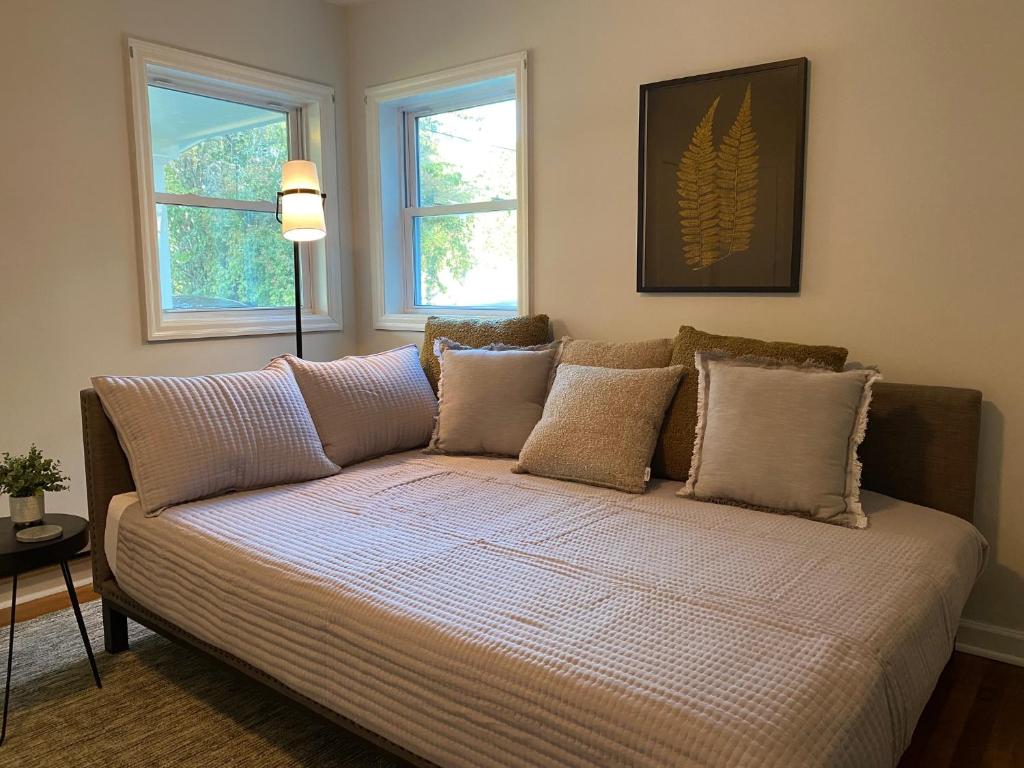 Cozy studio, minutes from downtown. Quiet., South Burlington