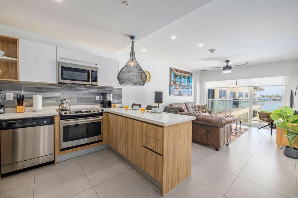 As Good As Dark Chocolate, Oranjestad