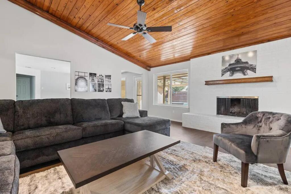 Sophisticated 1Storey Home with Inground Pool in Lewisville (TX