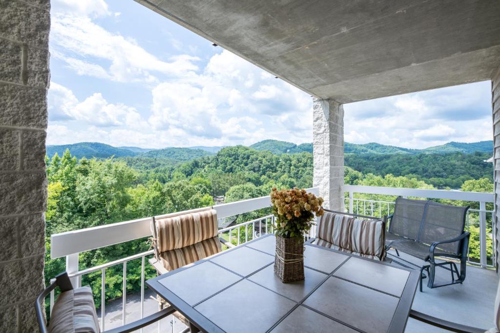 Postcard View Whispering Pines 441, Pigeon Forge