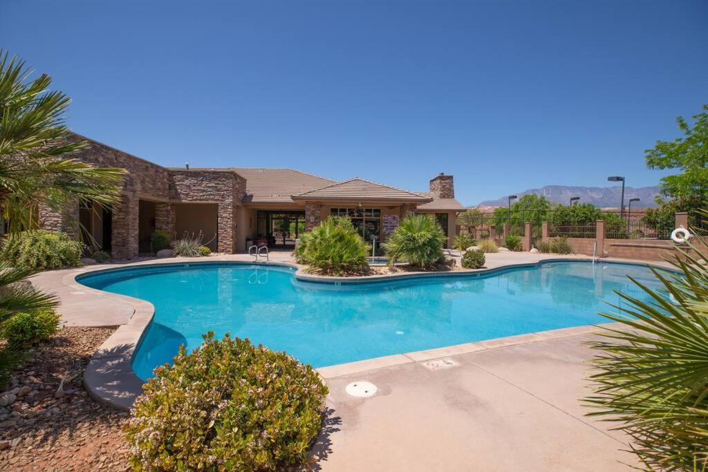 Suite Retreat with swimmingpool Spa Gym and Tennis Court, Holiday home