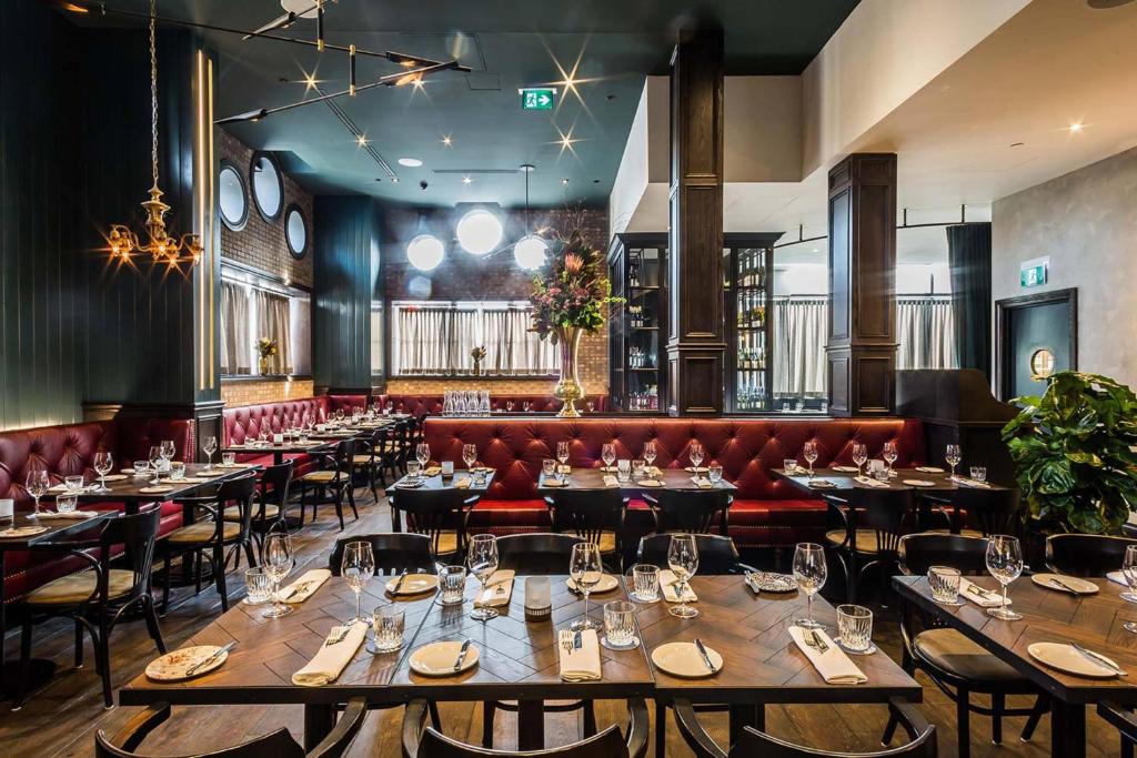 더 브로드뷰 호텔의 세련된 객실 내부