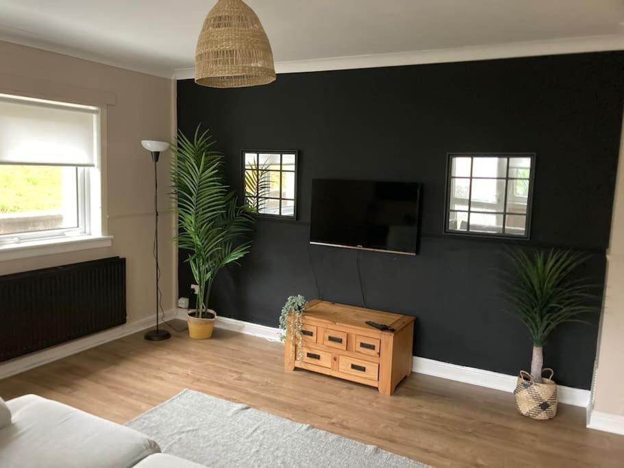 Budget friendly apartment with stairs Near Glasgow airport and Loch Lomond, Clydebank