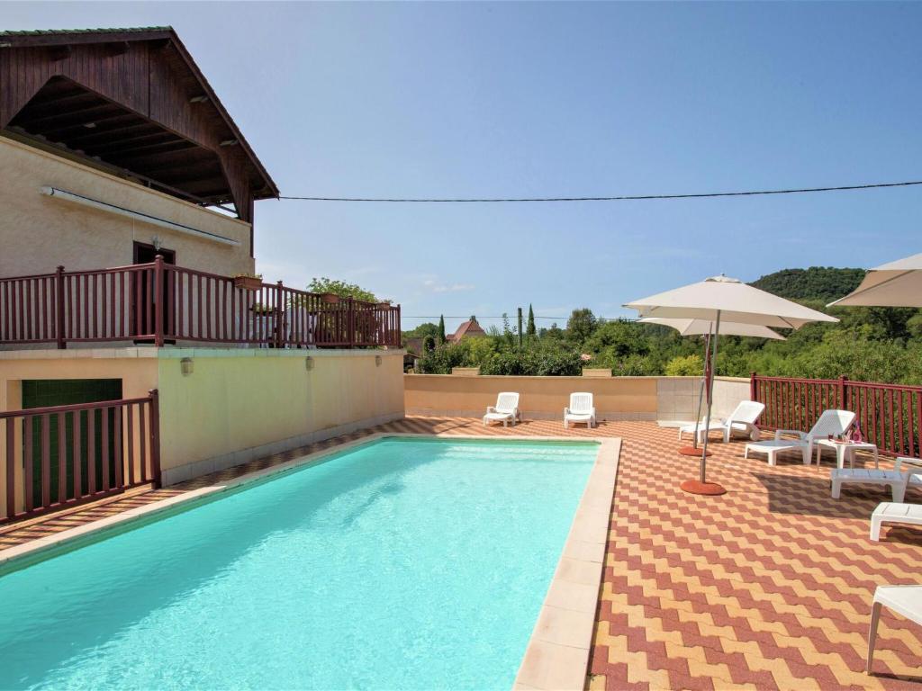 Holiday home right on the river bank with private swimming pool in Saint-Julien-de-Lampon